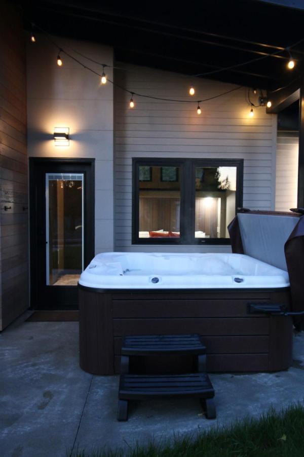 Luxe Lake Cabin Hot Tub Grill Firepit Ev Charger Onalaska Dış mekan fotoğraf