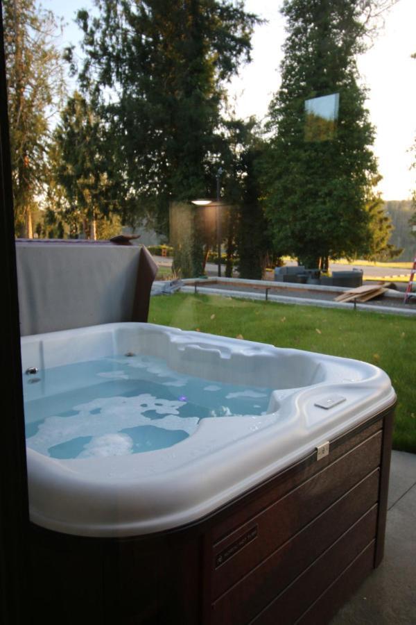 Luxe Lake Cabin Hot Tub Grill Firepit Ev Charger Onalaska Dış mekan fotoğraf