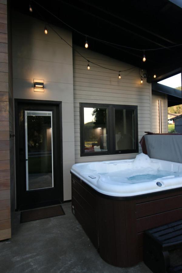 Luxe Lake Cabin Hot Tub Grill Firepit Ev Charger Onalaska Dış mekan fotoğraf